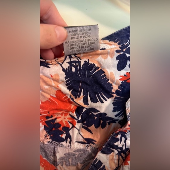 🌸 Shana Sleeveless Blouse 🌸 - Picture 4 of 4